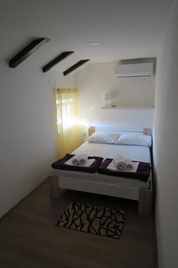 Holiday Home Ljubicic Baska  0*, Baska (Krk)